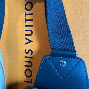 LOUIS VUITTON AVENUE SLING BAG